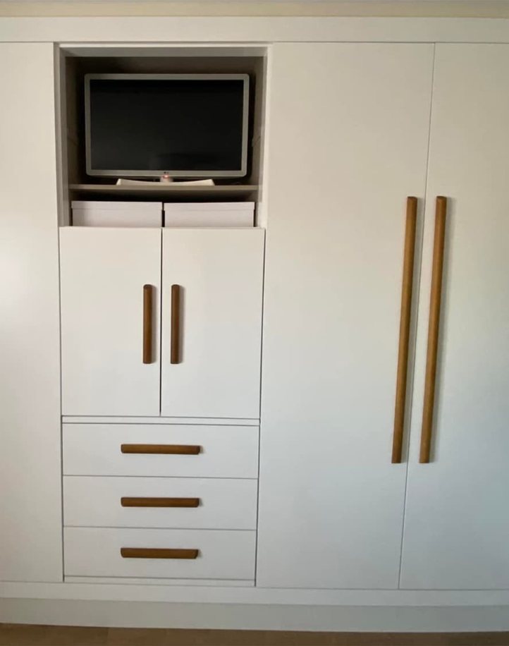 Armario de madera a medida con hueco para televisión.